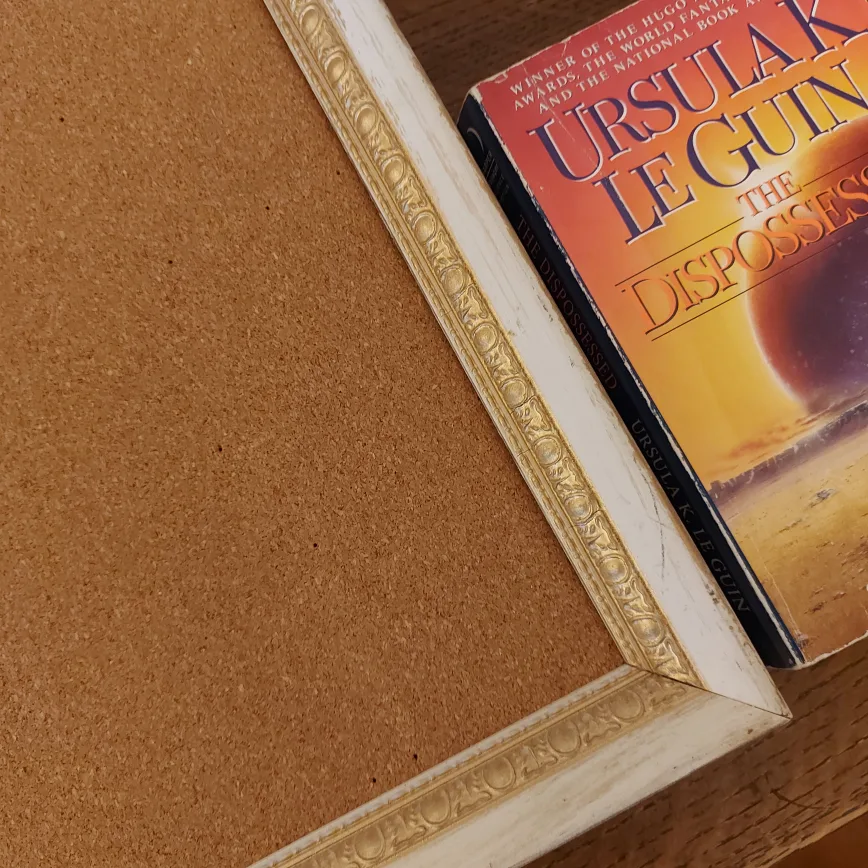 Corkboard with white and gold wooden frame image indicator(4)