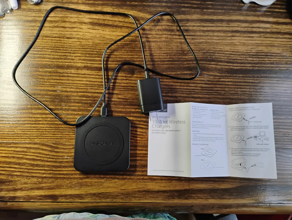 Insignia 10-Watt Wireless Charger thumbnail