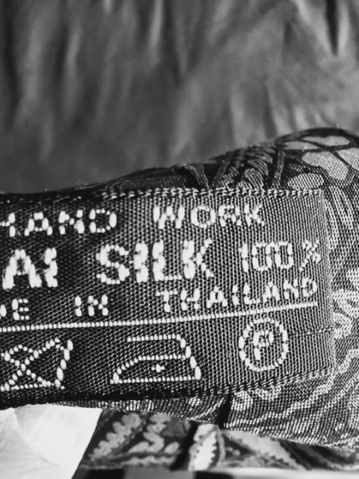 🇨🇦👔 Stylish Silk Designer tie with paisley design 3" image indicator(2)