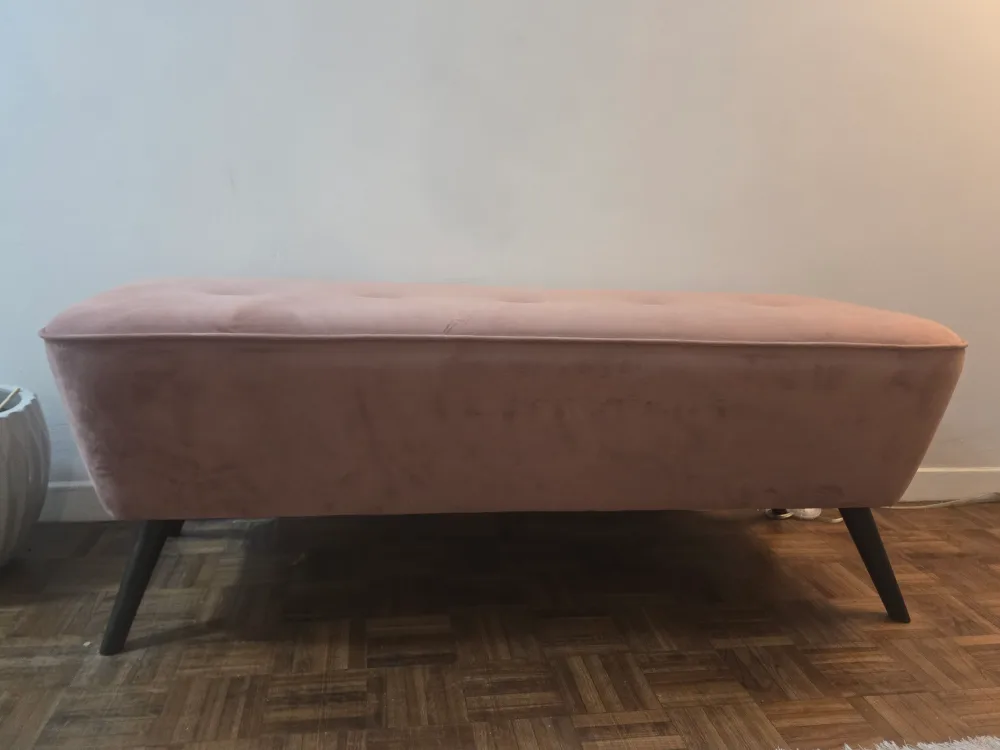 Pink Velvet Bench with Black Legs image indicator(3)