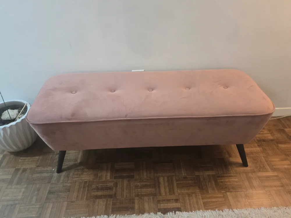Pink Velvet Bench with Black Legs image indicator(4)