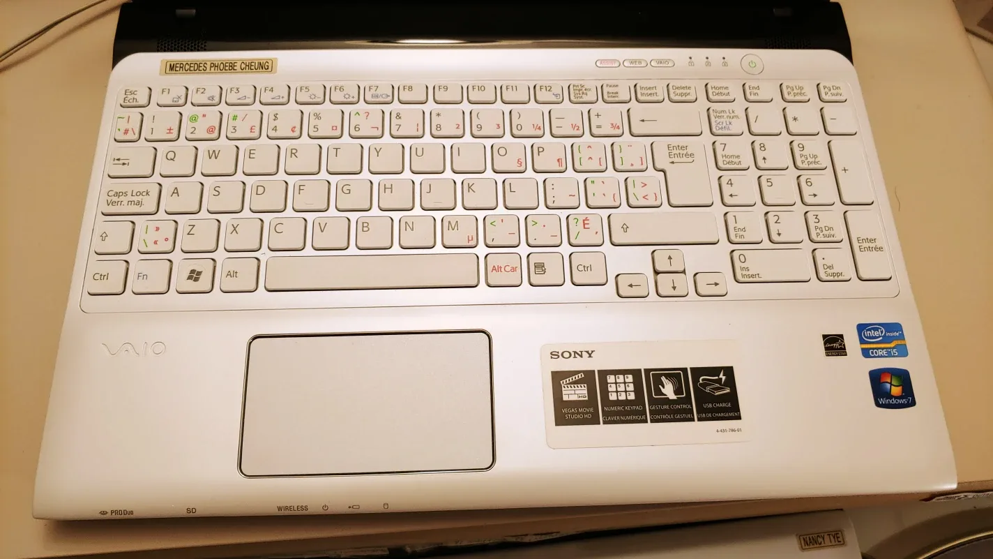 Sony Vaio Laptop 15.6" SVE151D11L White image indicator(3)