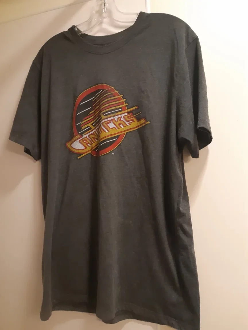 Canucks Hockey Sports Logo T-Shirt! 👕 thumbnail