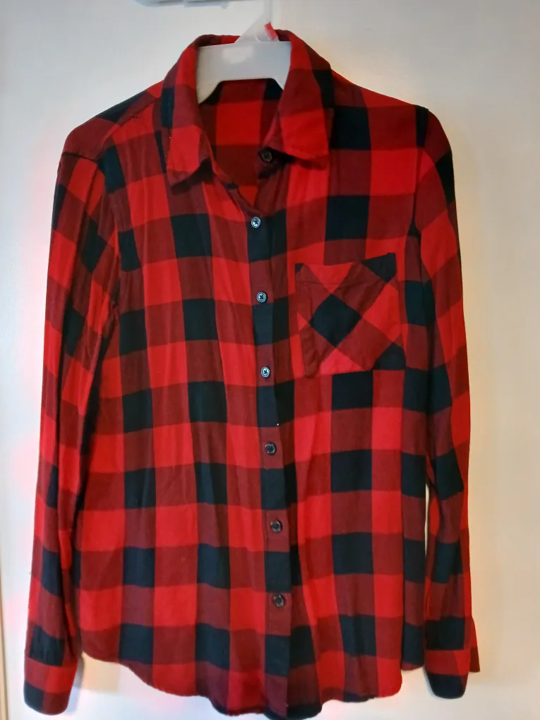 4 pc Women's bundle. 3 Cardigans &1 Flannel Top. All $10 FIRM. image indicator(6)