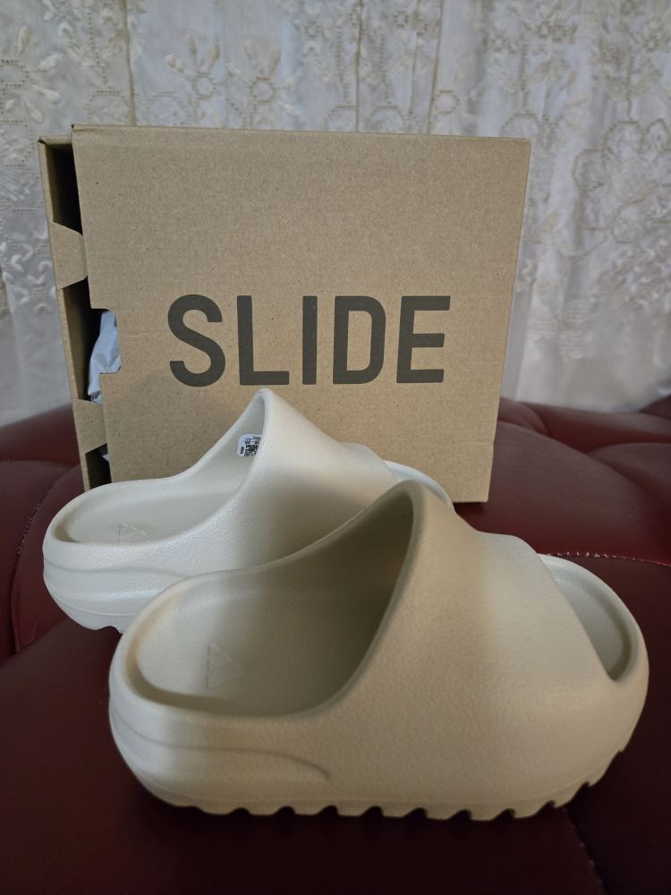 Yeezy Slide Kids Size 9K - photo 2