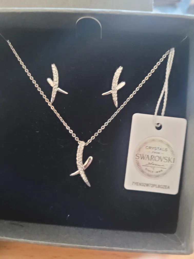 Swarovski necklace and earrings set image indicator(2)