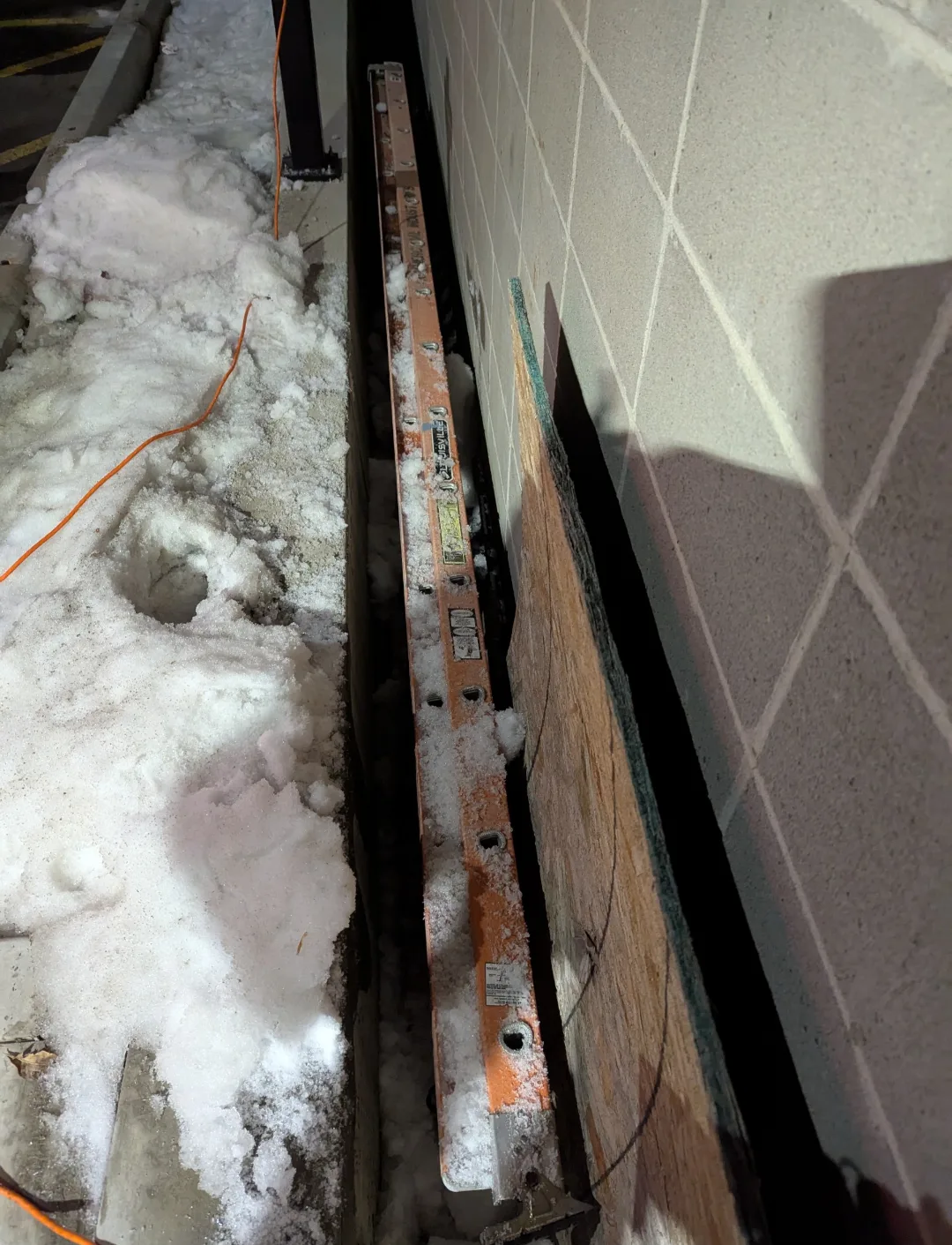 28' Louisville Extension Ladder thumbnail