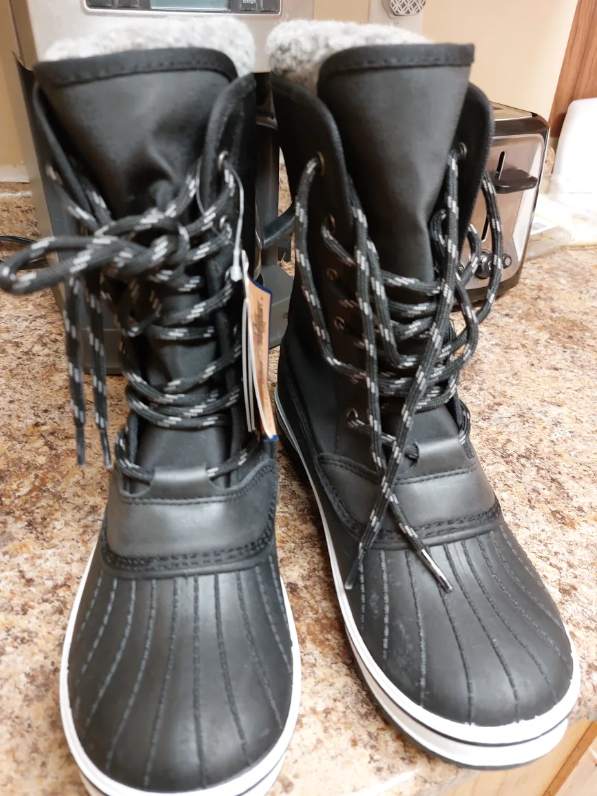 Women's Black Winter Boots Size 7 image indicator(10)