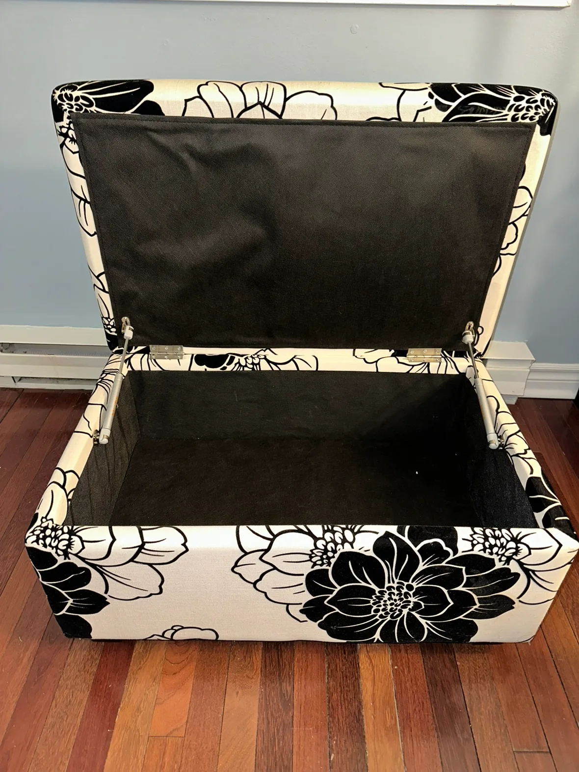 Black and White Floral Storage Chest image indicator(2)