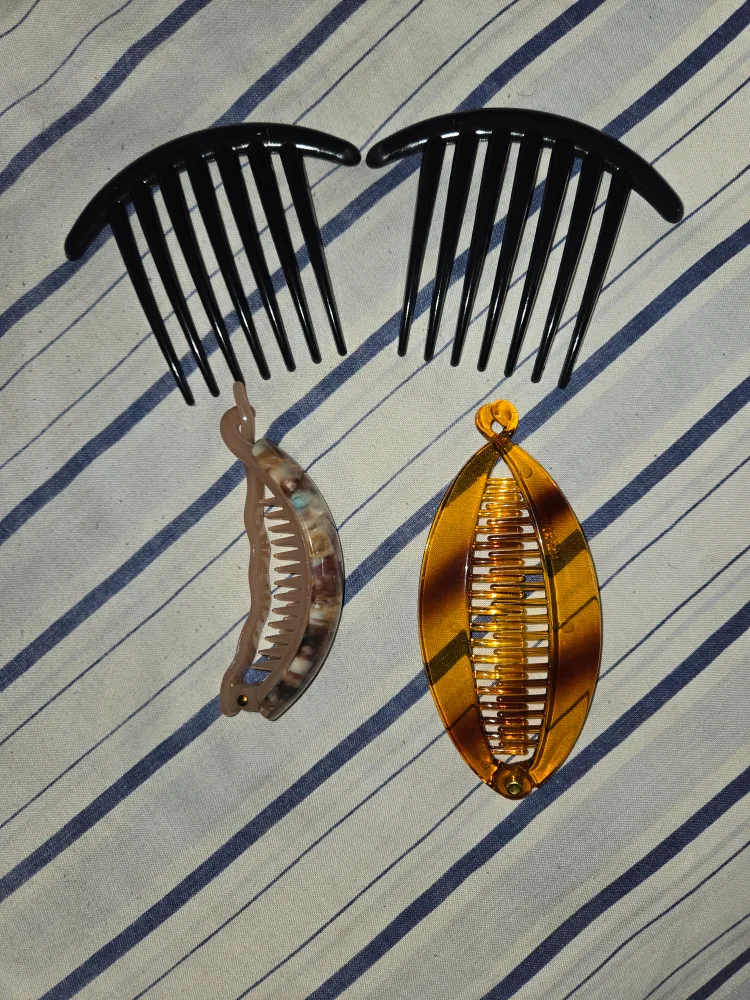 Hair Accessories Bundle: 2x mini combs and 2x hair claw clips✨️🎀 image indicator(2)