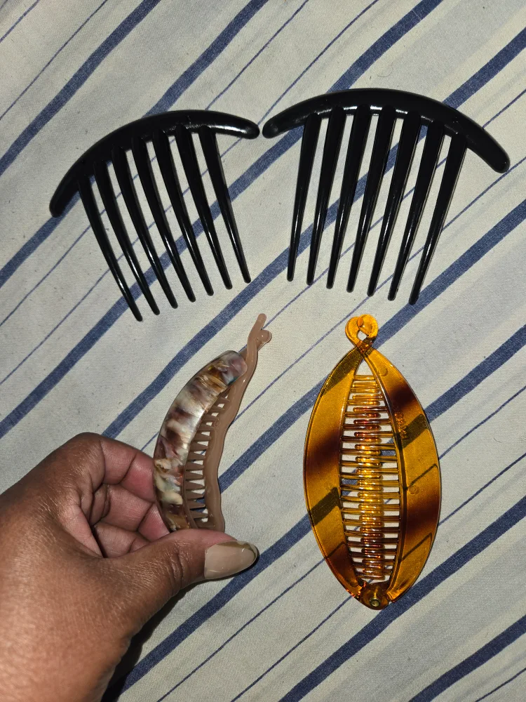 Hair Accessories Bundle: 2x mini combs and 2x hair claw clips✨️🎀 image indicator(3)