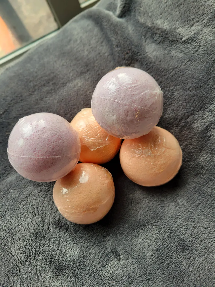 7 individually wrapped bath bombs image indicator(2)