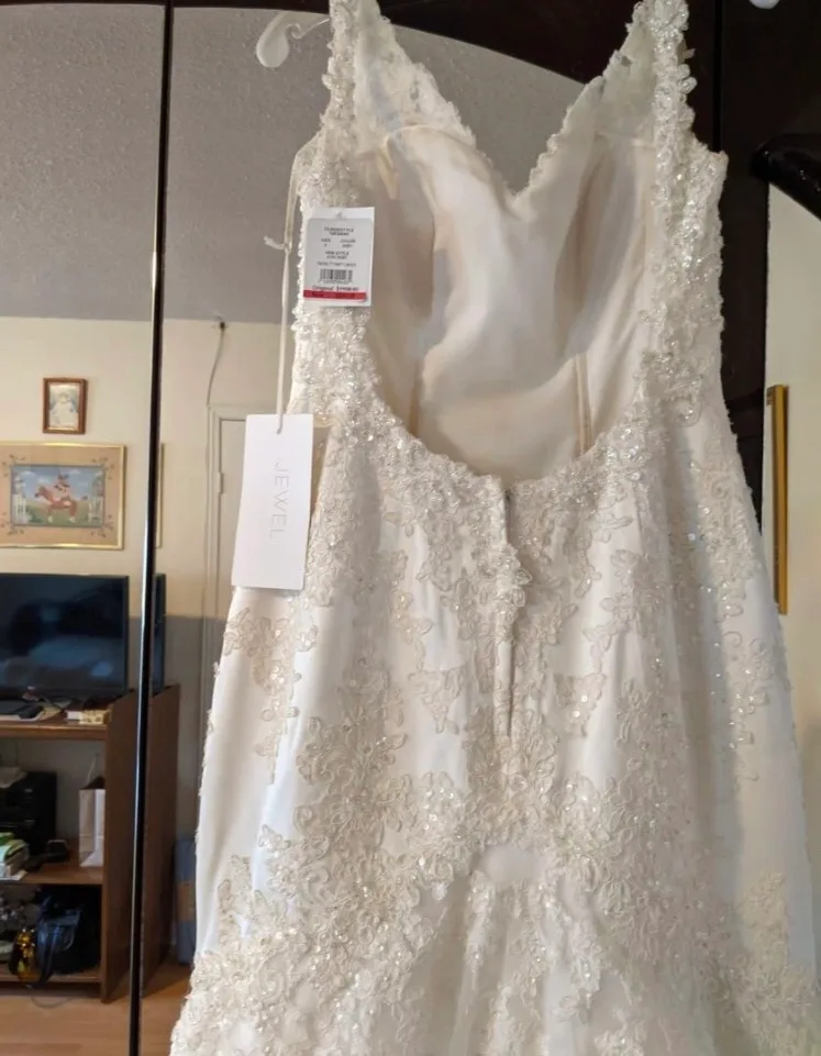 White Jewel Bridal Gown Size 4 image indicator(2)
