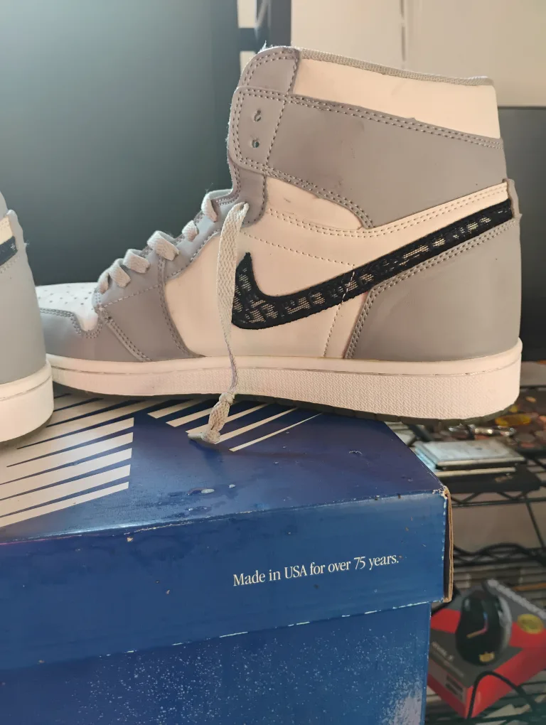 Air Jordan 1 High Dior Sneakers image indicator(4)