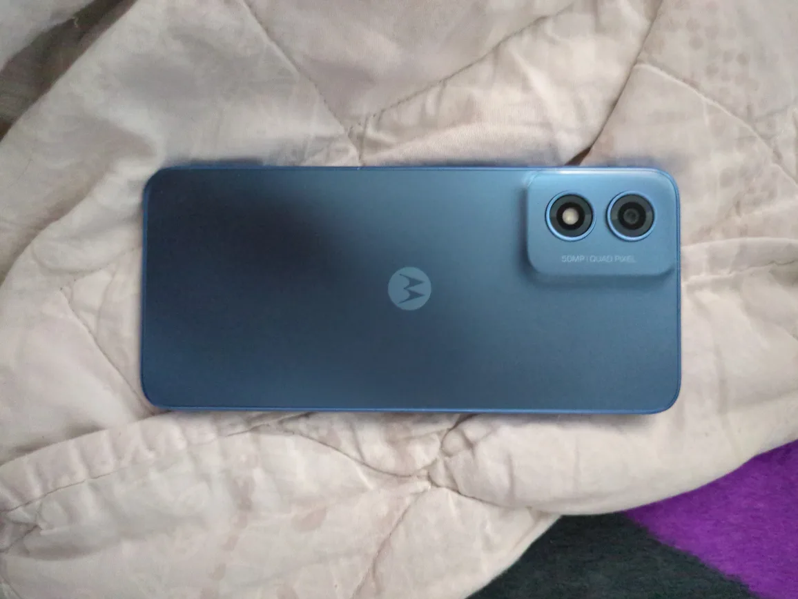 Motorola Edge 30 with Case image indicator(2)