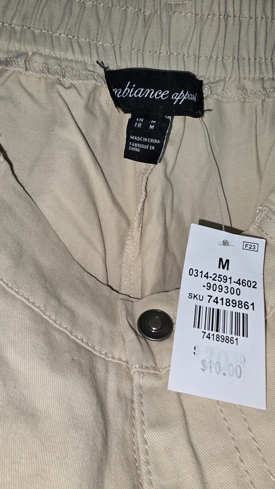 Beige Cargo Pants - Size Medium image indicator(2)