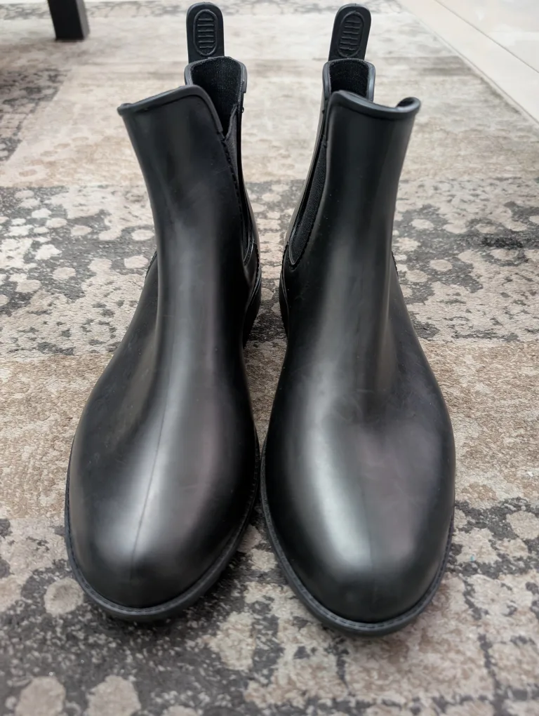 Men's Sleek Black Rain Boots Size 8 (41)