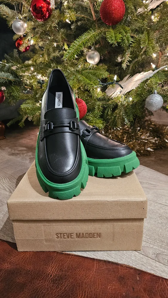 Steve Madden Black and Green Loafers thumbnail