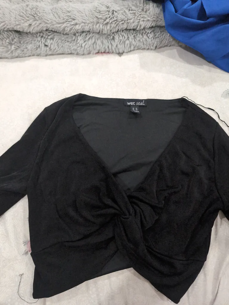 Wet Seal Black Twist Front Long Sleeve Crop Top thumbnail