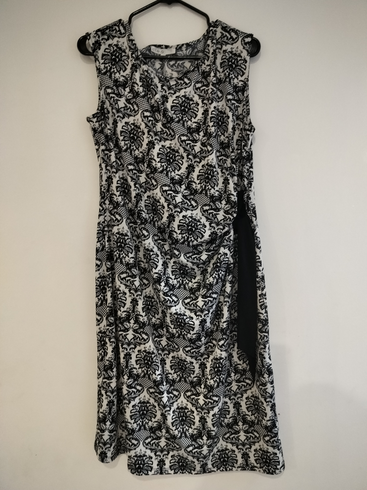 Size 18  Black and White Sleeveless Dress