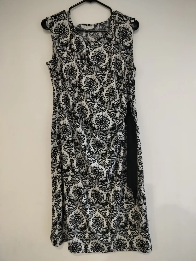 Size 18  Black and White Sleeveless Dress thumbnail