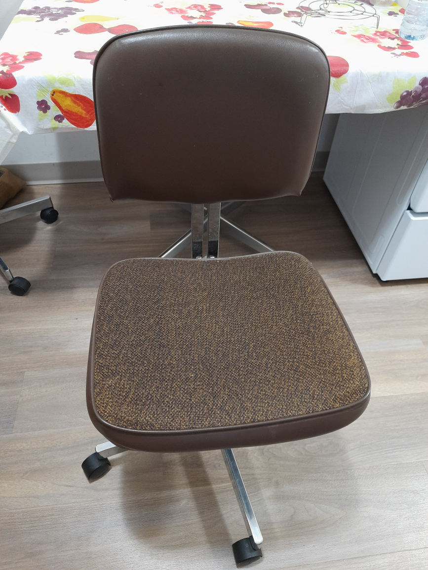 set of two rolling chairs