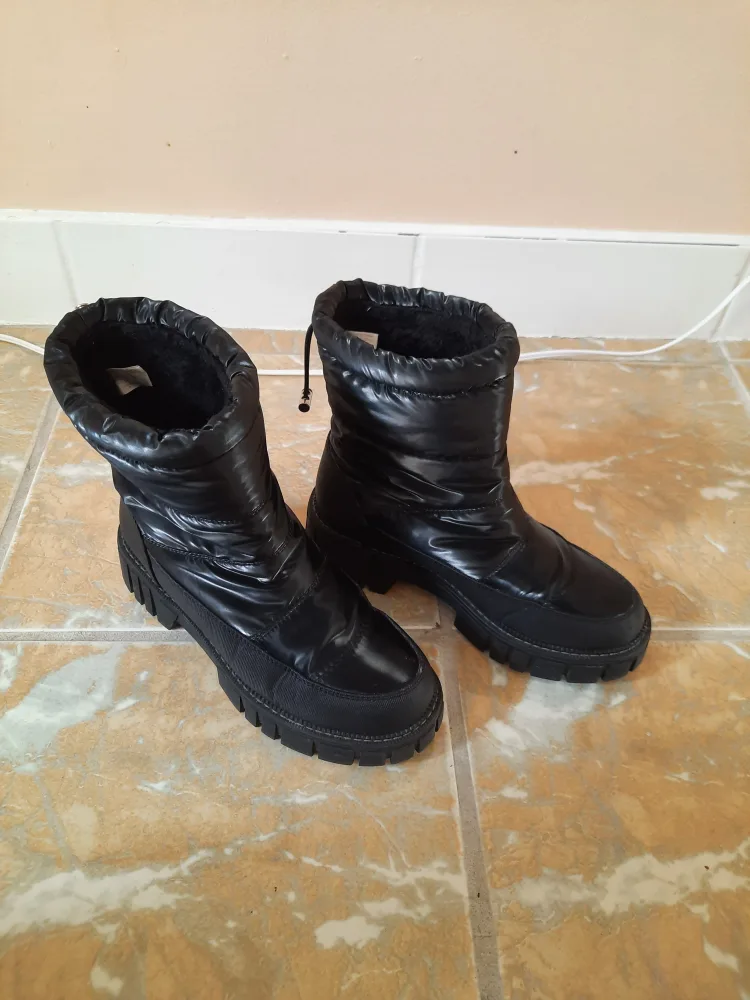 Women's Black Puffer Boots image indicator(3)