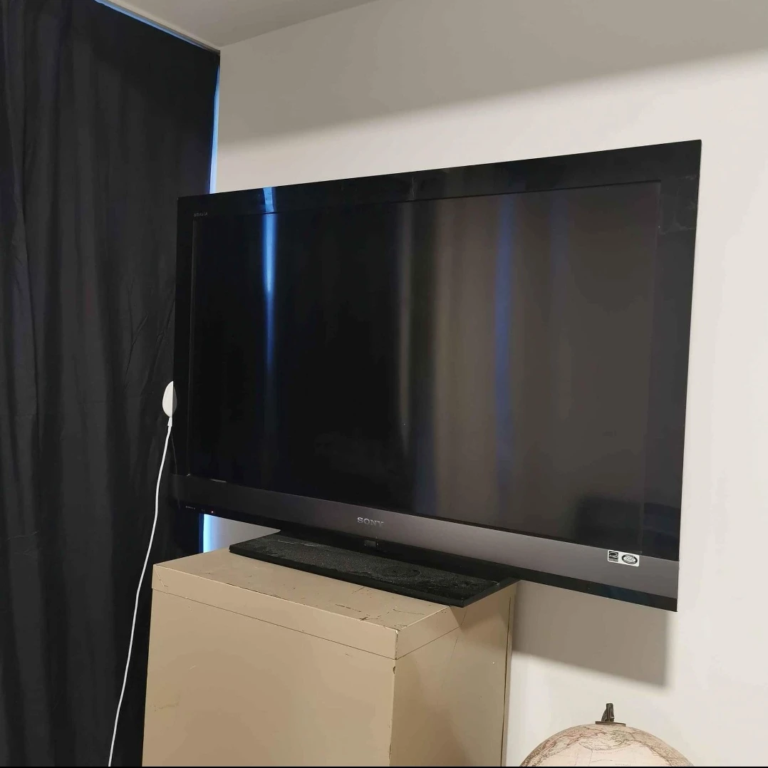 Sony Bravia 40-inch TV in Excellent Condition LCD HDTV