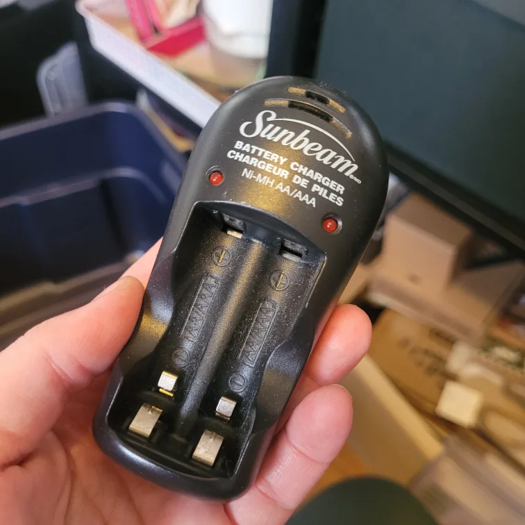 Sunbeam Battery Charger for AA/AAA Ni-MH Batteries thumbnail