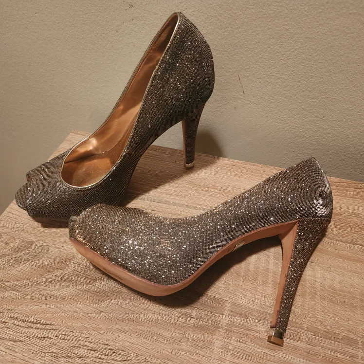 Women Designer Shoes image indicator(5)