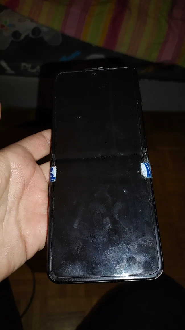 Samsung Galaxy Z Flip 3 (DAMAGED BUT WORKS) [Price Negotiable] thumbnail
