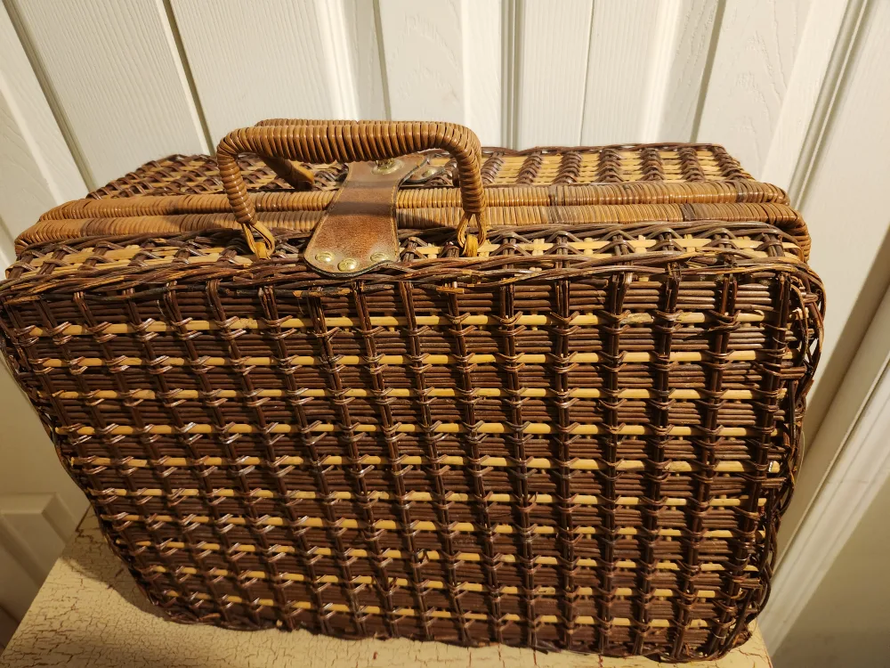 💚 Vintage Wicker Picnic Basket perfect for spring picnics 💚 image indicator(3)
