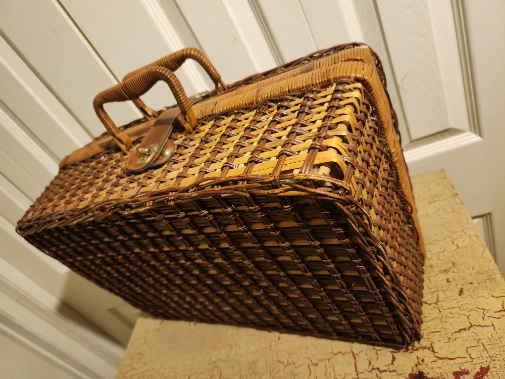 💚 Vintage Wicker Picnic Basket perfect for spring picnics 💚 image indicator(4)