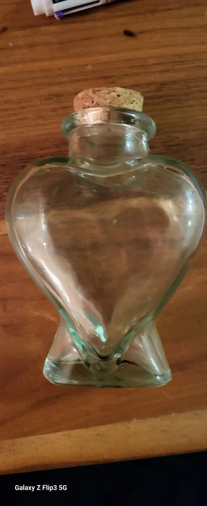 Heart-shaped glass bottle with cork image indicator(2)
