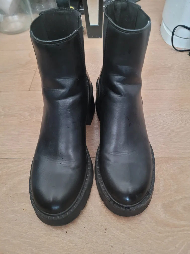 Madden Girl Black Chelsea Boots - Size 9 image indicator(2)
