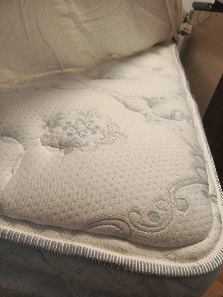 Leon's QUEEN Sized Mattress Set with FREE rolable Frame