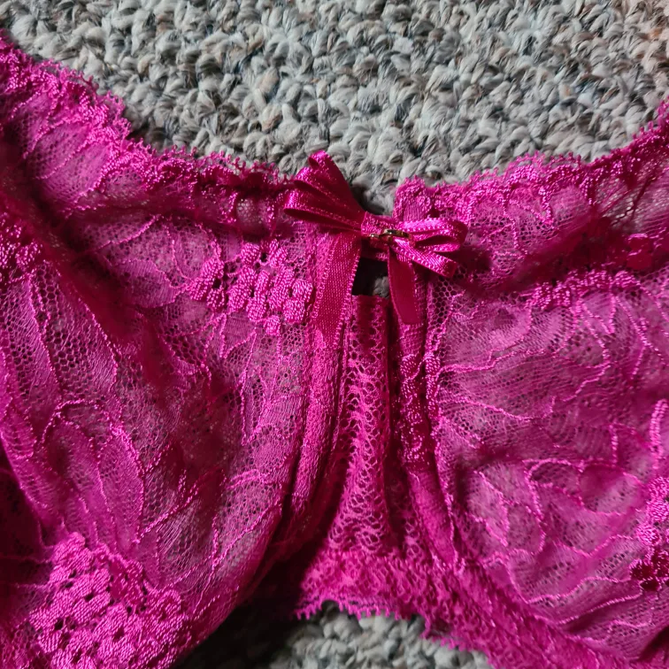 Gorgeous Pink Lace Bra -  Excellent Condition image indicator(2)