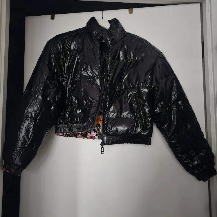 REVERSIBLE - Black Puffer Jacket with Floral Lining image indicator(2)