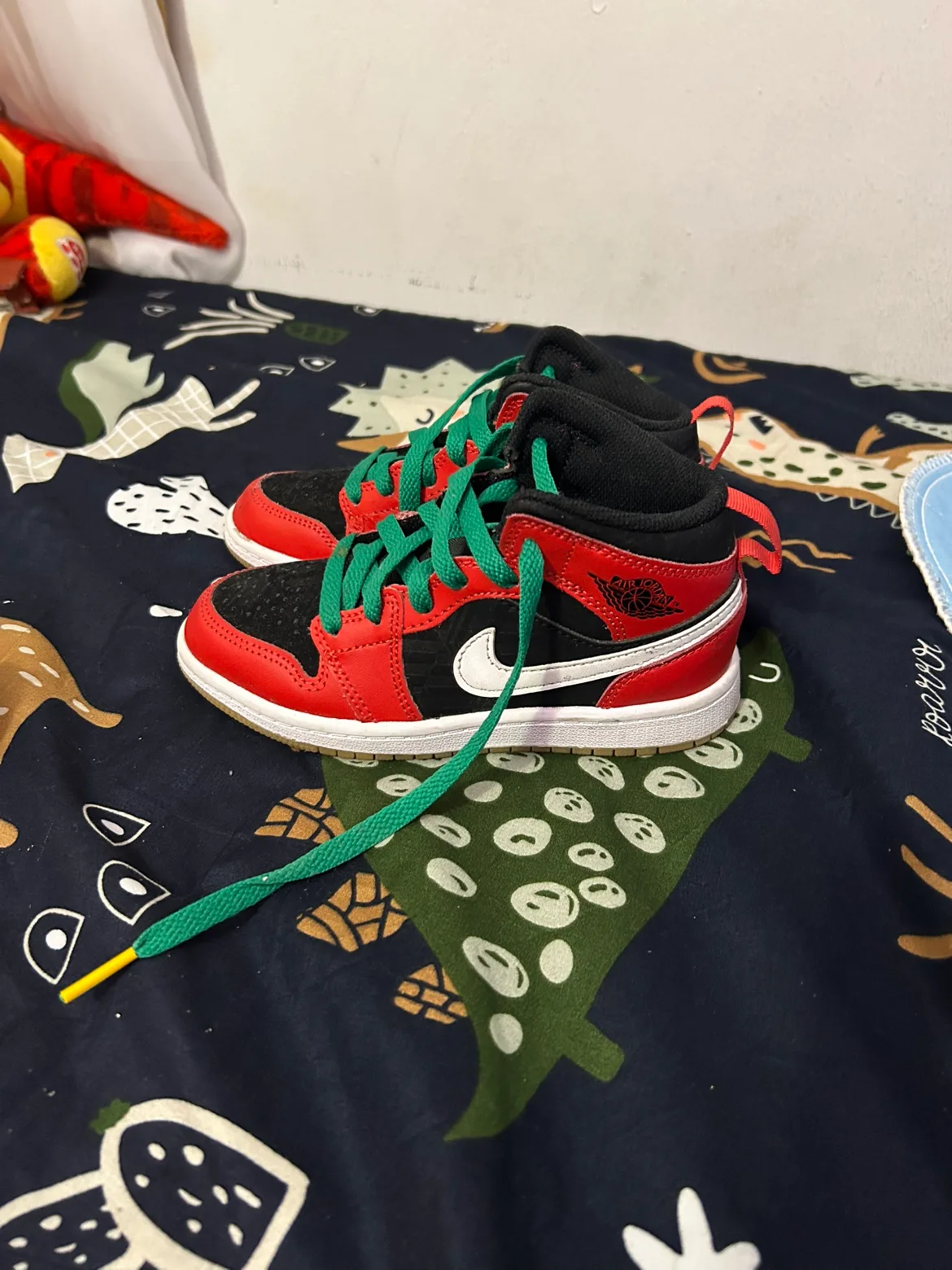 Air Jordan 1 Mid SE (GS) Red/Black/Green image indicator(2)