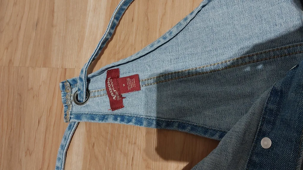 Like new Women's light wash denim overalls M size image indicator(2)