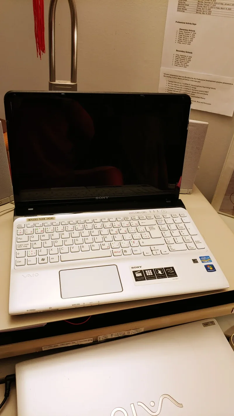 Sony Vaio Laptop 15.6" SVE151D11L White image indicator(2)