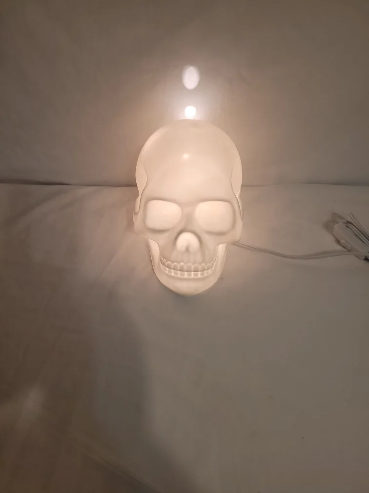 White Ceramic Skull Lamp image indicator(2)