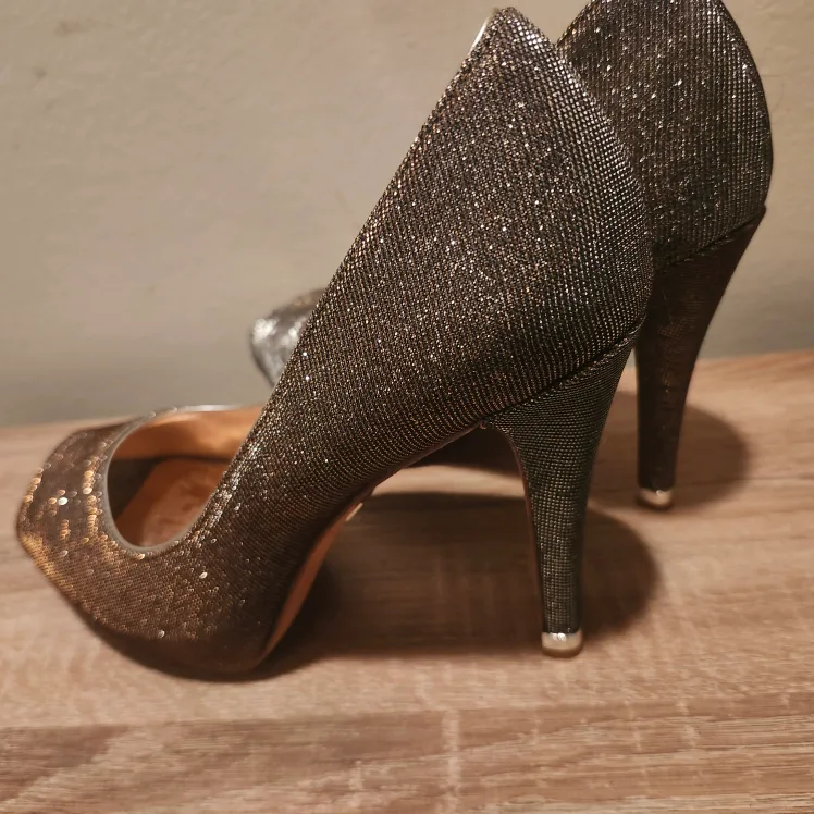 Women Designer Shoes image indicator(2)