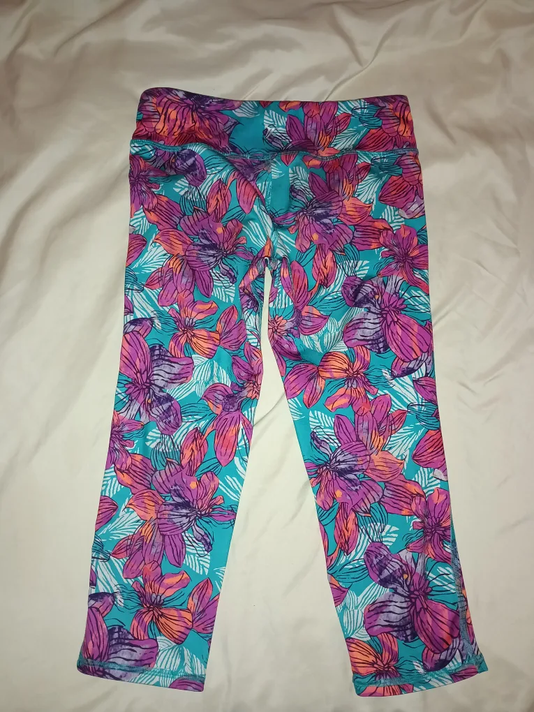 Old Navy Active Floral Capri Leggings image indicator(2)