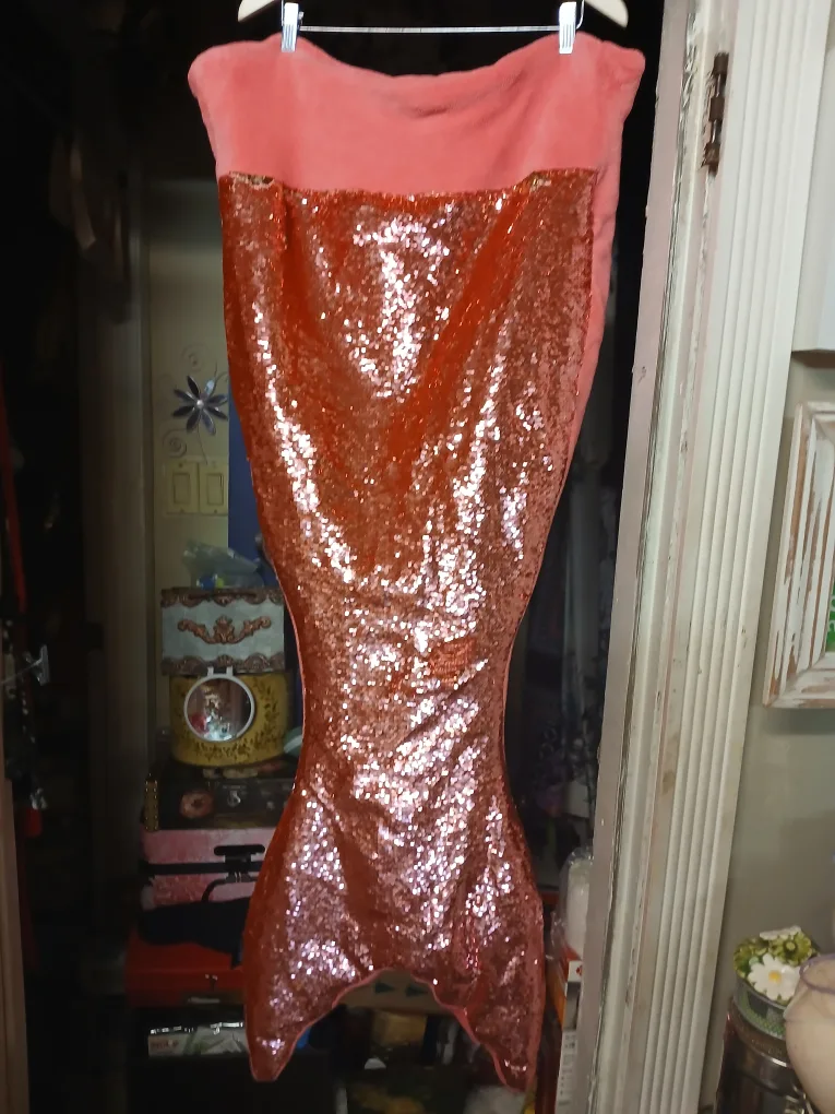Sequin Mermaid Tail Blanket image indicator(2)
