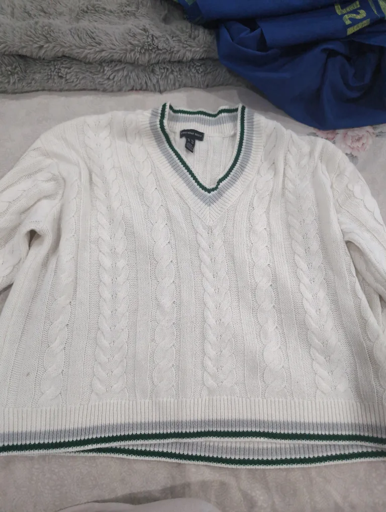 Cream-coloured cable knit V-neck sweater thumbnail