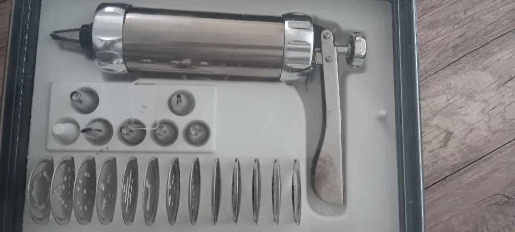 Cookie Press with 18 Decorating Tips image indicator(2)