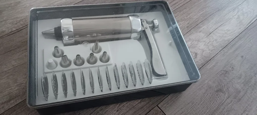 Cookie Press with 18 Decorating Tips image indicator(3)