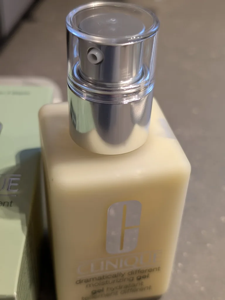 Clinique Dramatically Different Moisturizing Gel 125ml image indicator(2)