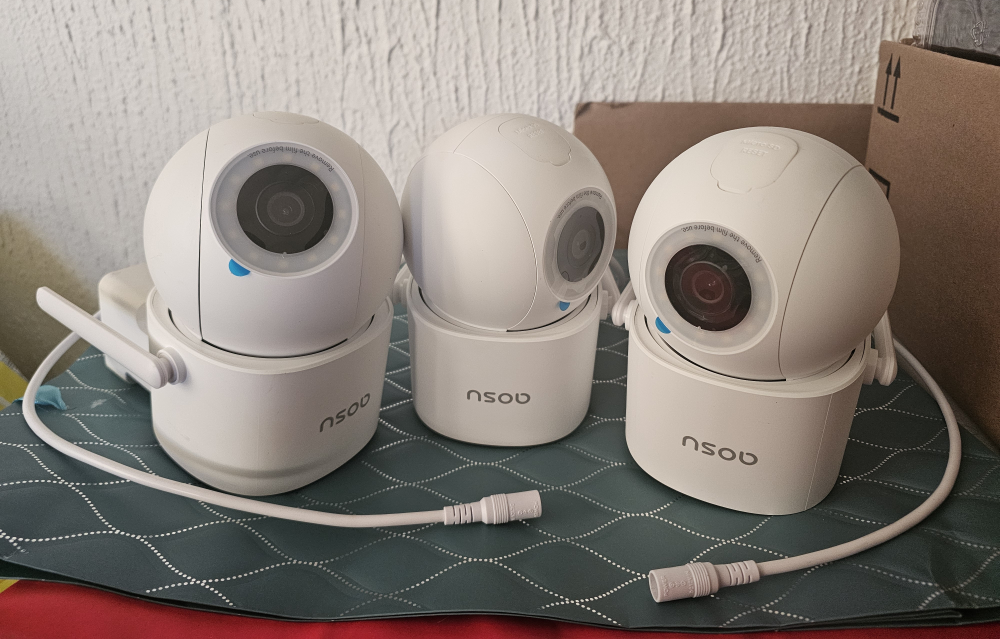 Three QOSu 5MP UHD Wi-Fi Security Cameras & Spotlights
